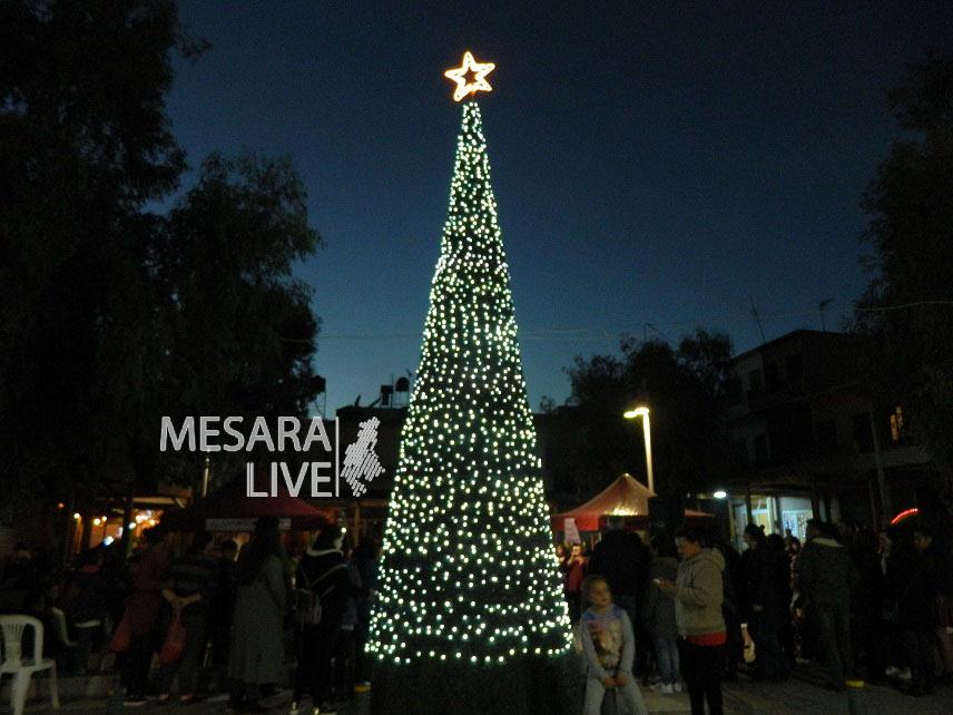 Άναψε το Χριστουγεννιάτικο δέντρο στο Τυμπάκι (Φώτογραφίες)