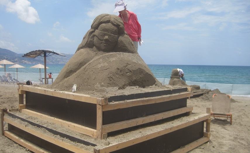 Συνεχίζεται με επιτυχία το φεστιβάλ Γλυπτικής στην άμμο στην παραλία της Αμμουδάρας