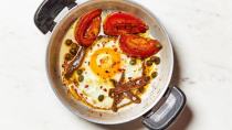 Αυγά μάτια με κάππαρη, αντζούγιες και χοντροκομμένη ντομάτα