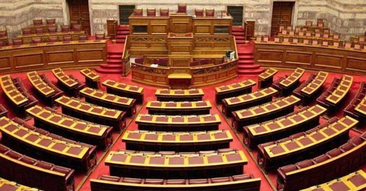 Βουλή: Διασταυρώνουν τα ξίφη τους με φόντο τις υποκλοπές