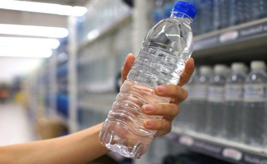 Προειδοποίηση επιστημόνων: «Μη πίνετε νερό από πλαστικά μπουκάλια!»