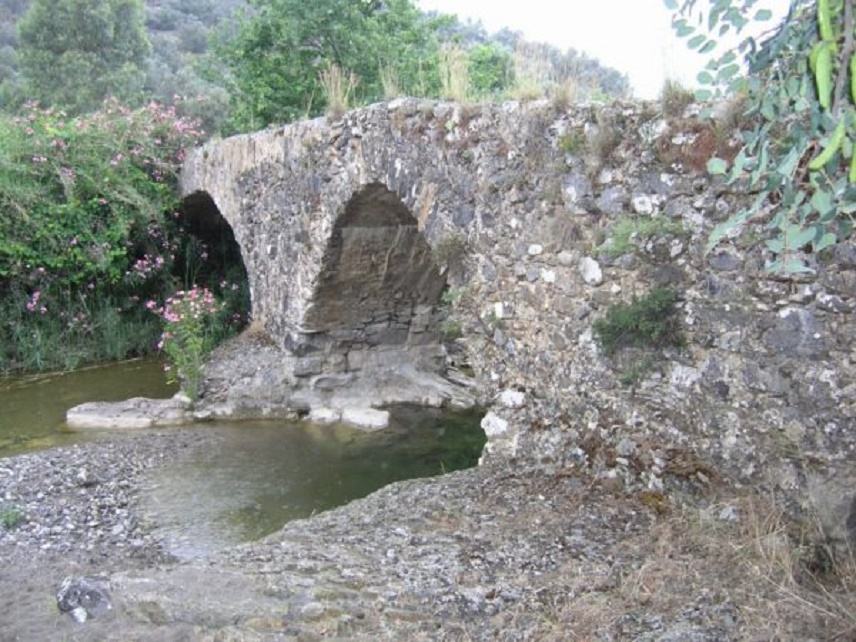 Η περίτεχνη ιστορική γέφυρα Μανουρά και η άρδευση της  Μεσαράς
