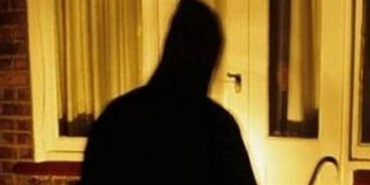 Νεκρός διαρρήκτης που πέρασε μέσα από τζαμαρία για να ξεφύγει