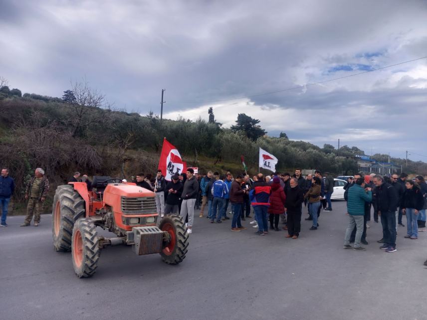 Παραμένουν στα μπλόκα οι αγρότες της Κρήτης