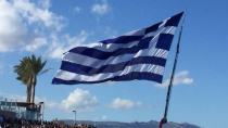 Ανατριχίλα: Δείτε την τεράστια ελληνική σημαία που υψώθηκε στο Ηράκλειο (photos&video)