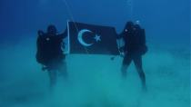 Τούρκοι δύτες φωτογραφίζονται με τη σημαία της χώρας τους στη Σούδα