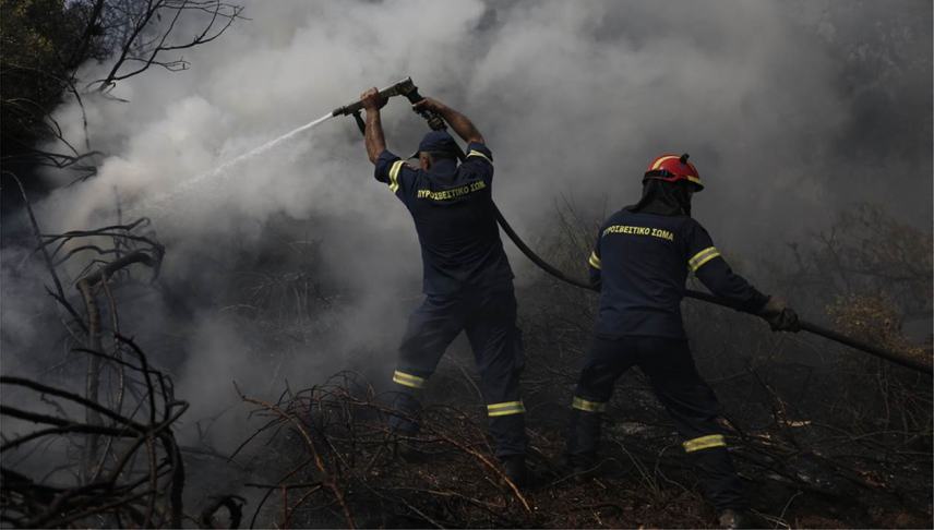 Μεσαρά: Η φωτιά σε οικόπεδο προκάλεσε ζημιές σε αυτοκίνητα