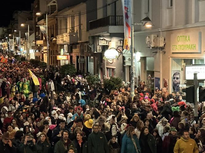 Ρεθεμνιώτικο καρναβάλι 2023: Φαντασμαγορική η νυχτερινή παρέλαση