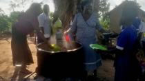 Από το Τυμπάκι στην Ουγκάντα: Η αξιαγάπητη μαγείρισσα και η σχέση της με όλους (φωτο)