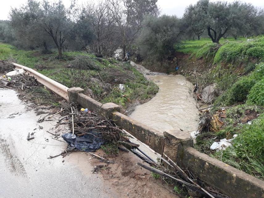 Κινδύνευσε οδηγός απο το υπερχειλισμένο ρεμα (φωτο)