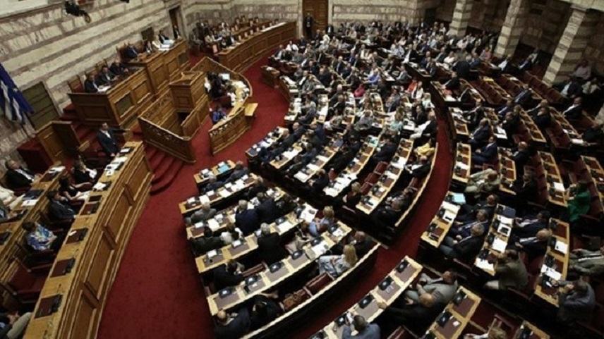 Διασταυρώνουν τα ξίφη τους Τσίπρας και Μητσοτάκης στη βουλή