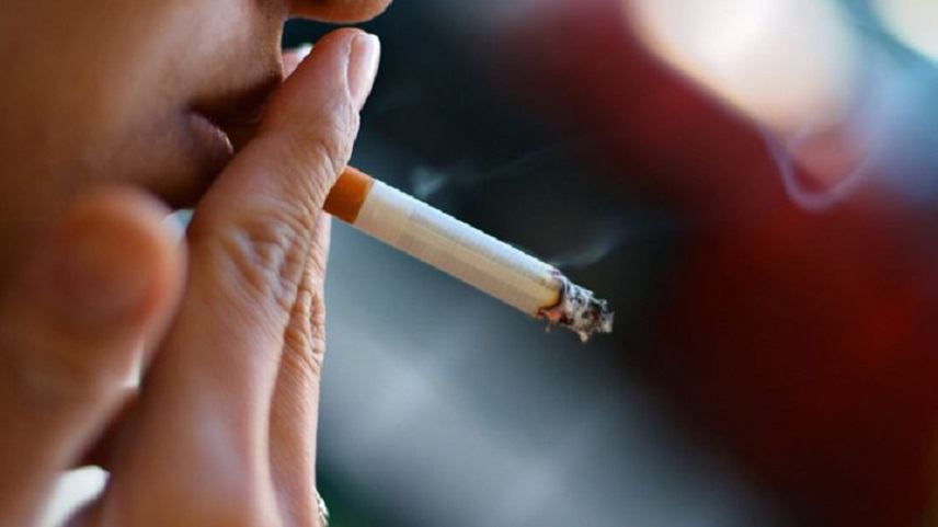 Bloomberg : Οι καπνιστές μπορεί να εξαφανιστούν μέσα σε λίγα χρόνια