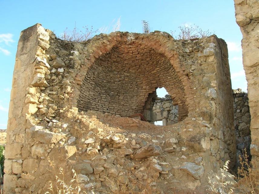 Ενα παλιό κτίριο υπό κατάρρευση στην Πλώρα