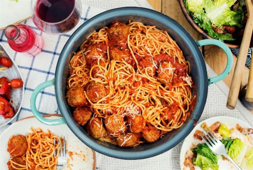 Σπαγγέτι με κεφτεδάκια σε σάλτσα ντομάτας