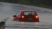 Αυτοκίνητο παρασύρθηκε από τα νερά της βροχής - Προβλήματα και στη Μεσαρά