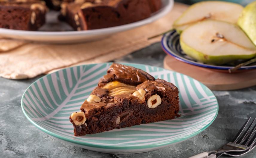 Κέικ σοκολάτας με αχλάδια και φουντούκια