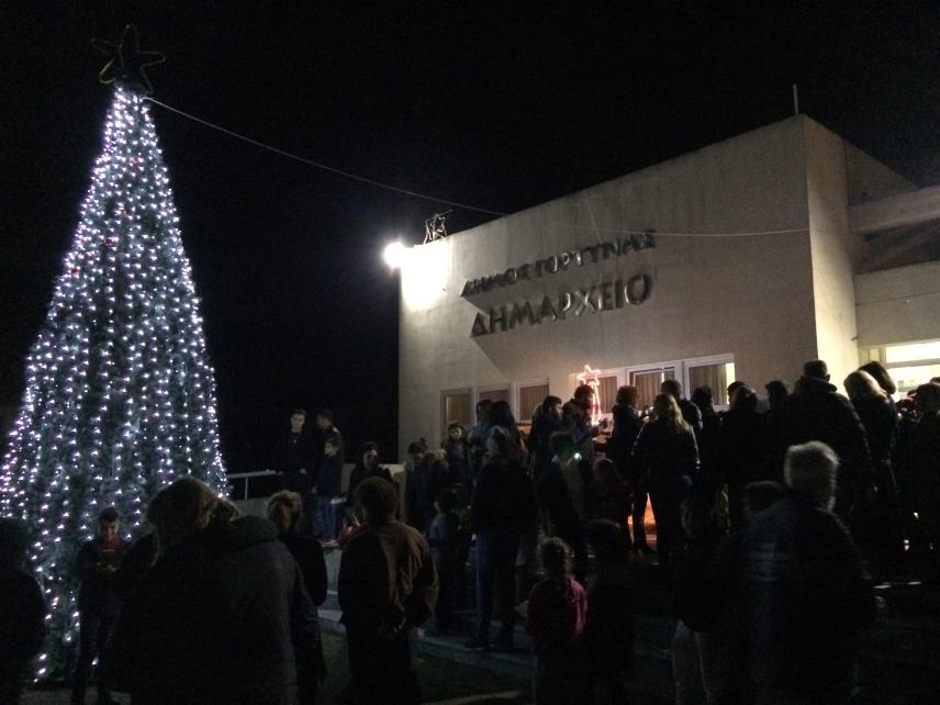 Άναψαν τα φώτα του χριστουγεννιάτικου δέντρου στο Δημαρχείο Γόρτυνας