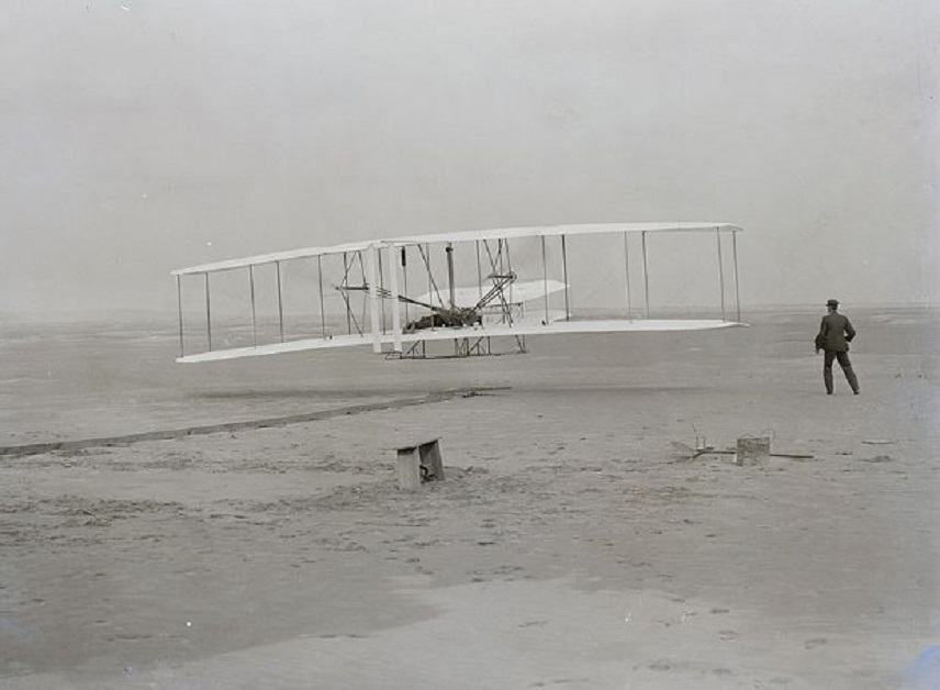 Σαν σήμερα πραγματοποιήθηκε ιστορική πρώτη πτήση αεροπλάνου από τους αδερφούς Ράιτ!