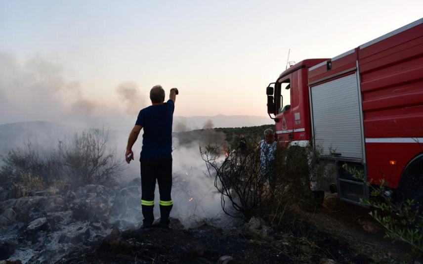 Μεσαρά: Η φωτιά στο χωράφι κινητοποιησε την Πυροσβεστική