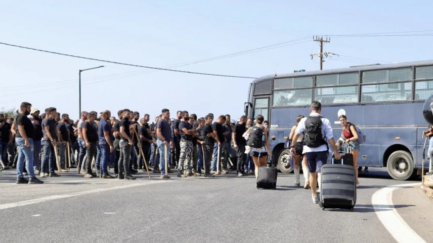 Mπλόκο κτηνοτρόφων στον κόμβο του αεροδρομίου Ηρακλείου μέχρι τις 19:00