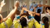 Κορωνοϊός – Βέλγιο: Γιατροί και νοσηλευτές τραγουδούν το «You’ll never walk alone»