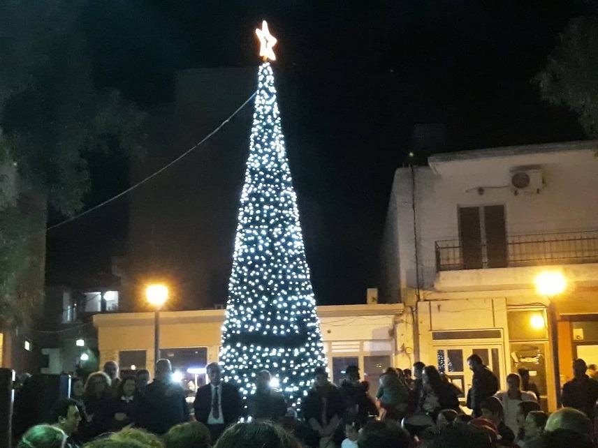 Ανάβει το Χριστουγεννιάτικο δέντρο στην κεντρική Πλατεία Τυμπακίου