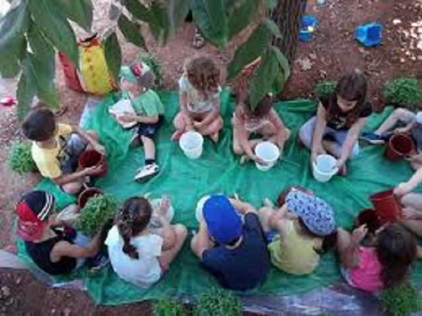 Kόκκινος Πύργος: Δημιουργική δραστηριότητα κηπουρικής για παιδιά απο τον τοπικό Πολιτιστικό Σύλλογο