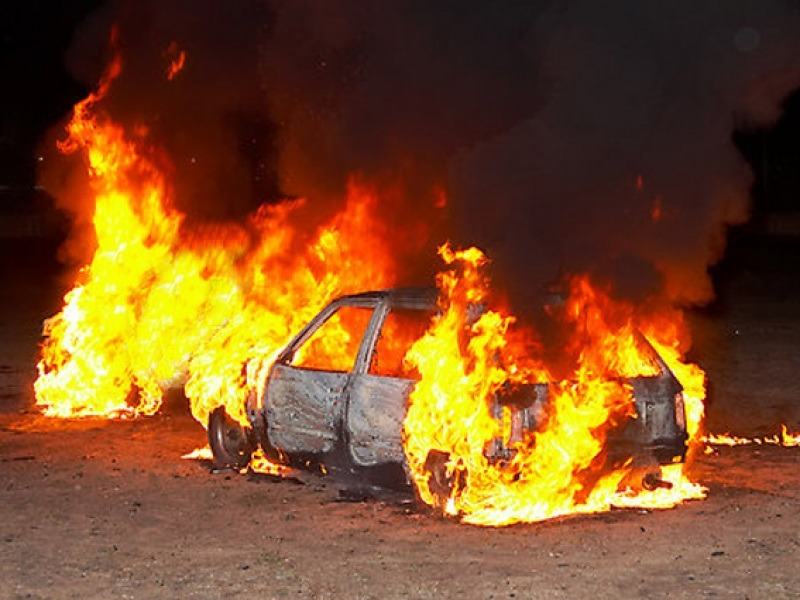 Παρανάλωμα του πυρός έγινε τα ξημερώματα  αυτοκίνητο στα Πιτσίδια