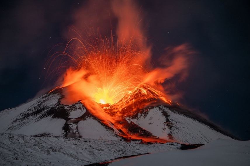 Μαγικές φωτογραφίες από την χιονισμένη Αίτνα – Το πιο ενεργό ηφαίστειο της Ευρώπης με χιόνι και λάβα
