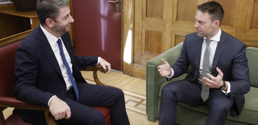 «Καυτό καλοκαίρι» για ΣΥΡΙΖΑ και ΠΑΣΟΚ