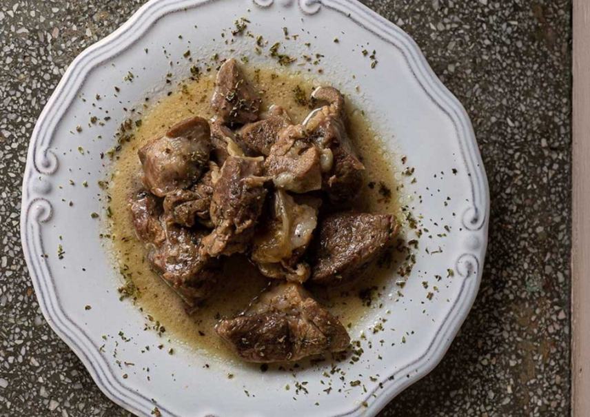 Αρνί τσιγαριαστό στο κρασί, με ξινομυζήθρα