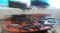 Οπλοστάσιο με  Kalashnikov,   υποπολυβόλα, όπλα και  χειροβομβίδες