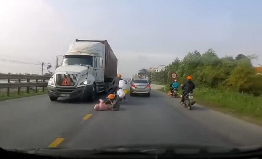 Μητέρα έσωσε το παιδί της από τις ρόδες ενός φορτηγού! – video