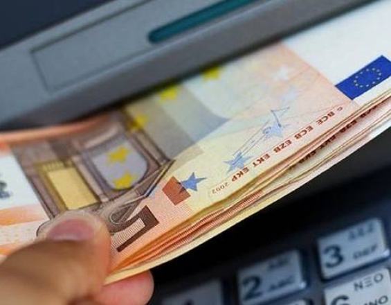 ΑΤΜ: Έως και 3 ευρώ οι χρεώσεις για αναλήψεις με κάρτες άλλων τραπεζών