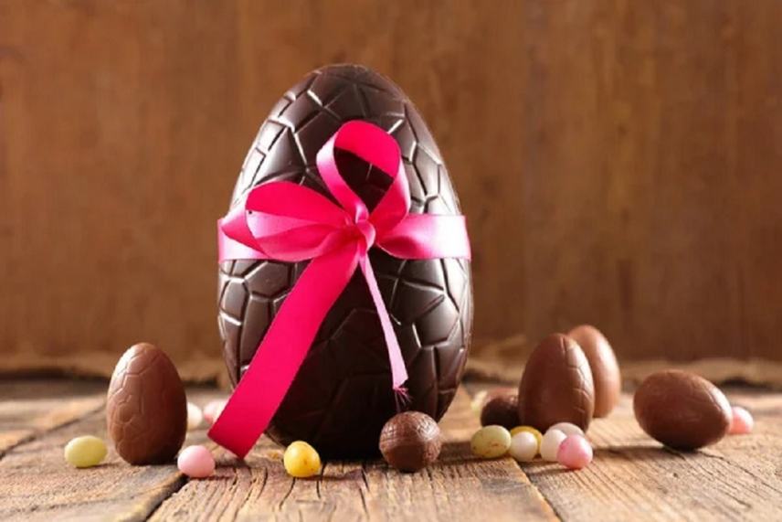 Πάσχα: “Χρυσά” τα δώρα του νονού - Πόσο κοστίζουν φέτος λαμπάδες και σοκολατένια αυγά