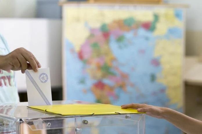Euractiv: Ντέρμπι Ν.Δ. – ΣΥΡΙΖΑ στις εκλογές βλέπει δημοσκόπηση πολυεθνικής