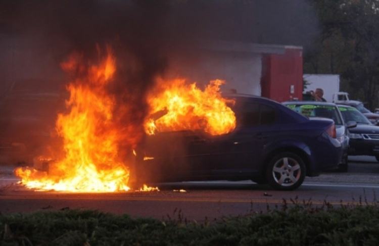 Κρήτη: Αυτοκίνητο πήρε φωτιά στο ΒΟΑΚ (βιντεο)