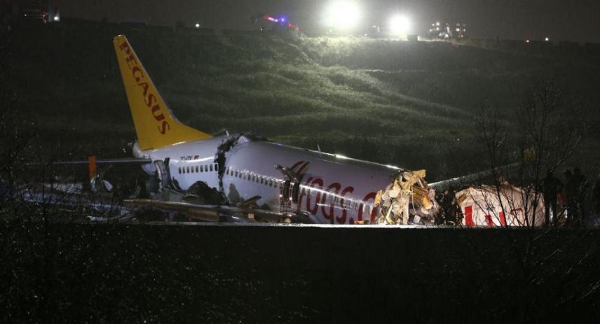 Σοκαριστικές εικόνες από αεροπλάνο που κόπηκε στα τρία