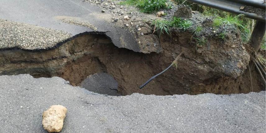 Κόπηκε στα δύο ο δρόμος στους Καλούς Λιμένες