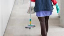 Στη βουλή το θέμα των συμβασιούχων καθαριστριών στα σχολεία