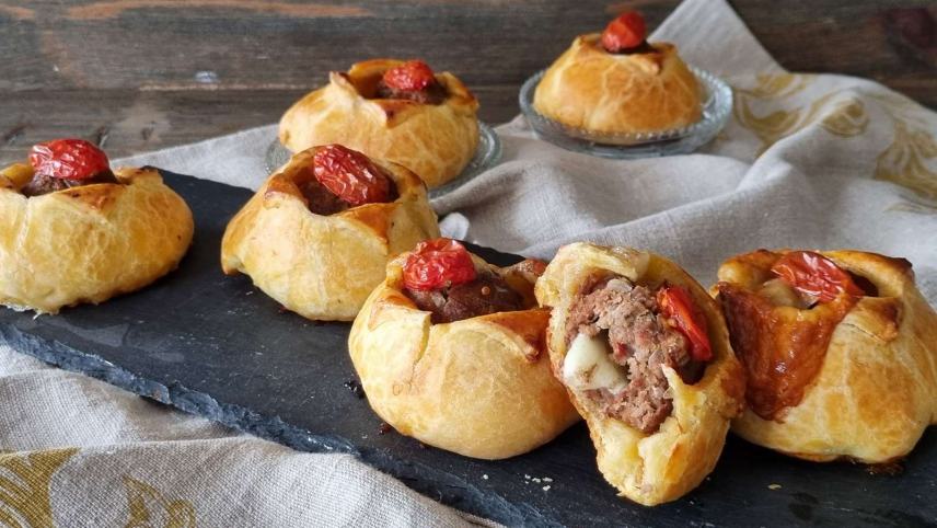 Κιμαδοπιτάκια αλλιώτικα γεμιστά με τυρί