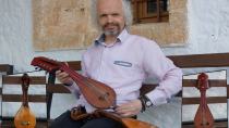 Αντώνης Κουκλινός- Ο Μεσαρίτης μουσικός με ακούσματα που «μυρίζουν» ατόφια κρητική παράδοση