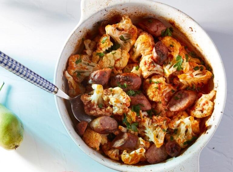 Κουνουπίδι φουρνιστό με χωριάτικα λουκάνικα