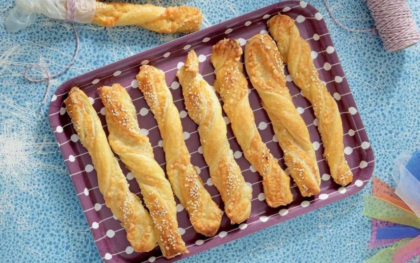 Κριτσίνια σφολιάτας με κεφαλογραβιέρα