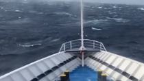 To καράβι δίνει “μάχη” με τα κύματα στο Αιγαίο (βίντεο)
