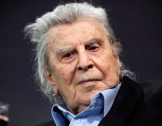 Δύσκολες ώρες για τον Μίκη Θεοδωράκη
