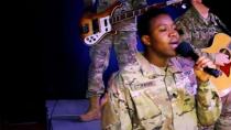 Η μπάντα του αμερικανικού στρατού τραγουδά τον Χορό του Ζαλόγγου