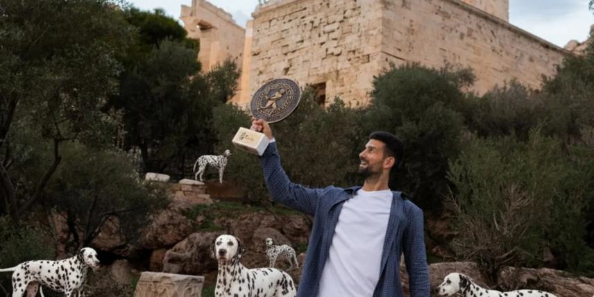 Ο Τζόκοβιτς γιορτάζει την 101η νίκη του στην Ακρόπολη με σκυλιά Δαλματίας