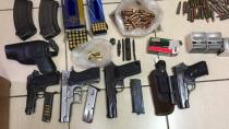 Kalashnikov, όπλα και σφαίρες  εντόπισε η αστυνομία σε σπίτια στη Μεσαρά