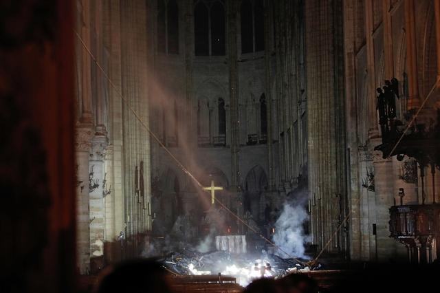 Παναγία των Παρισίων: Οι πρώτες εικόνες καταστροφής από το εσωτερικό του ναού